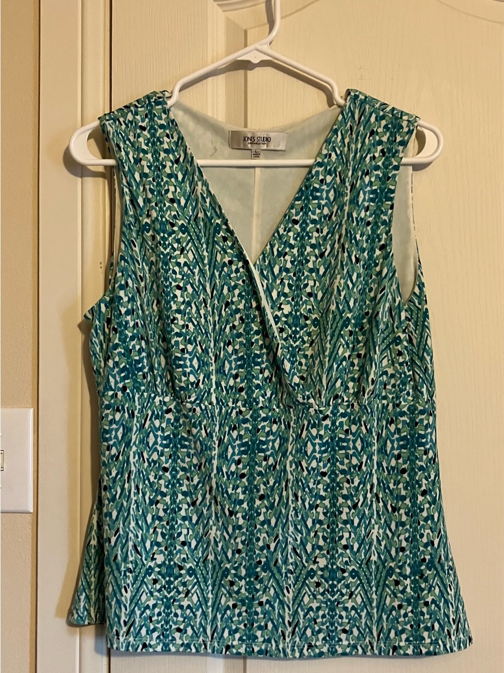 Jones Studio Teal and White Patterned V-Neck Sleeveless Camisole